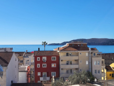 Apartment with two bedrooms in Rafailovici near the sea